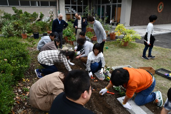 青年一日見真会　植栽の様子