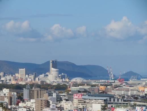 秋晴れ　桜並木駐車場から望む髙松市内