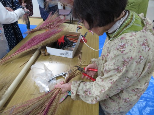 穂先を整え、長くなって余った茎を切ります。