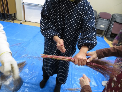 しっかりと輪ゴムでコキアをまとめ、針金で巻いていきます。