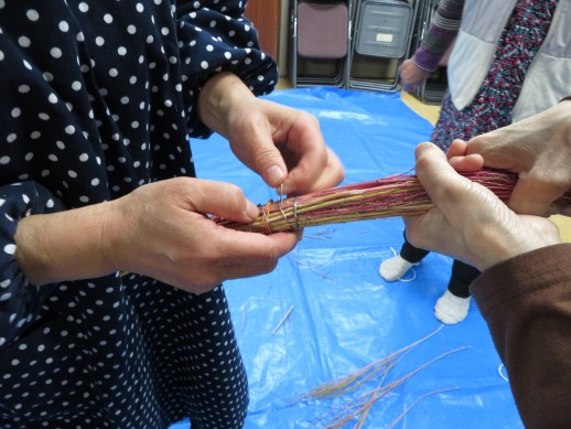 持ち手部分に針金が出ないようにします