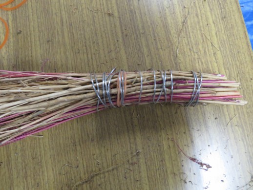 しっかりと針金で巻いた持ち手部分