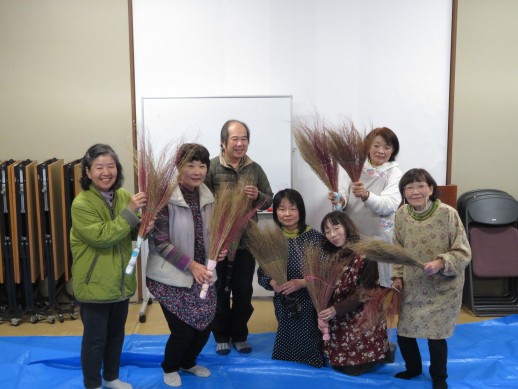 作ったコキアのホウキを持って記念撮影