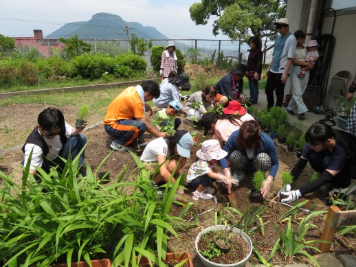 生命学園で花壇に植栽
