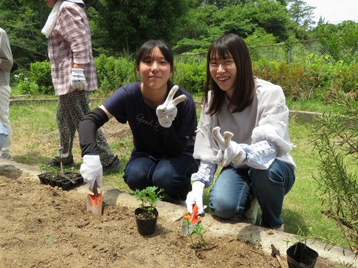 青年も一緒に植栽を手伝っています