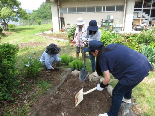 しっかり花壇を耕して…