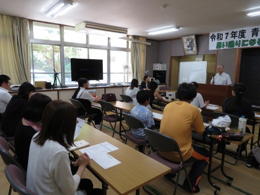 久利教化部長の講話を聞く参加者