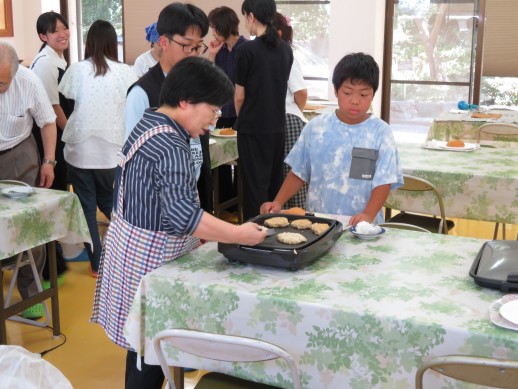 具を形を整えて、ホットプレートで焼きます