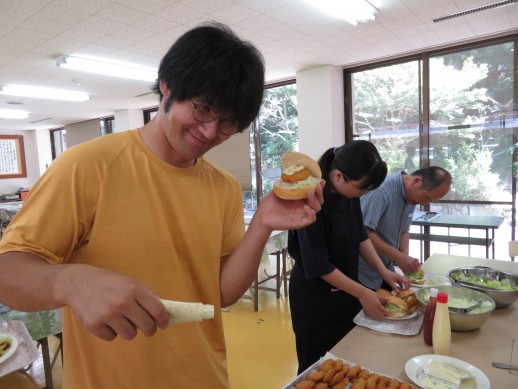 セルフで野菜や、マヨネーズなどトッピング